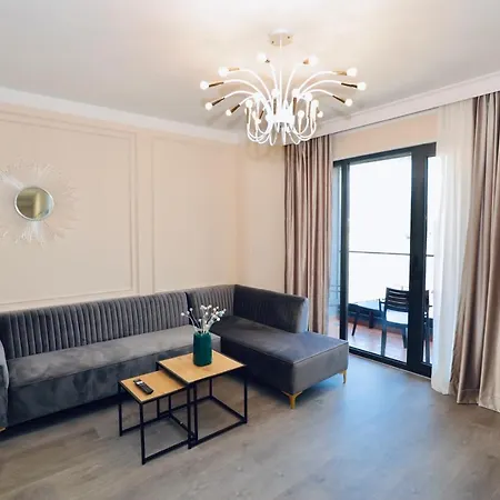 Miku - Captivating 3 Bedroom At Olympic Apartament