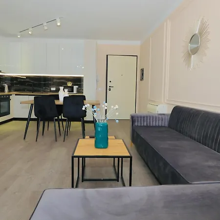 Miku - Captivating 3 Bedroom At Olympic Apartament *