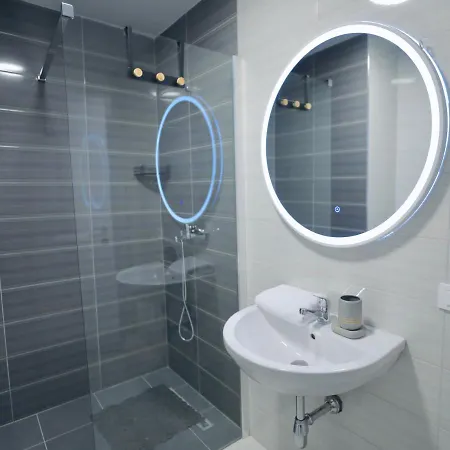 Miku - Captivating 3 Bedroom At Olympic Apartament